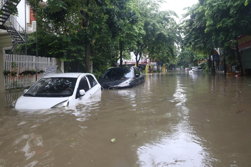 Xe ô tô chết máy sau mưa bão