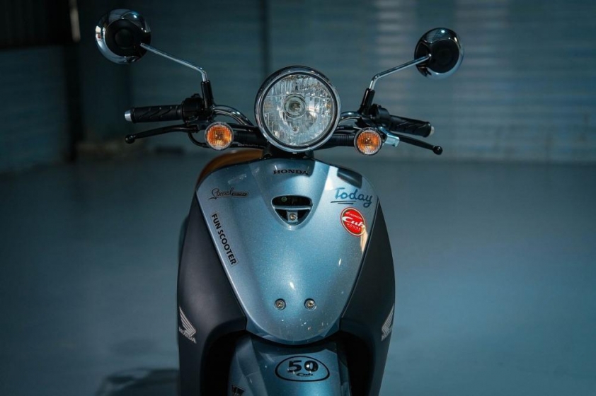 Honda Today 50 2 Chi tiết thân xe và yên bọc da