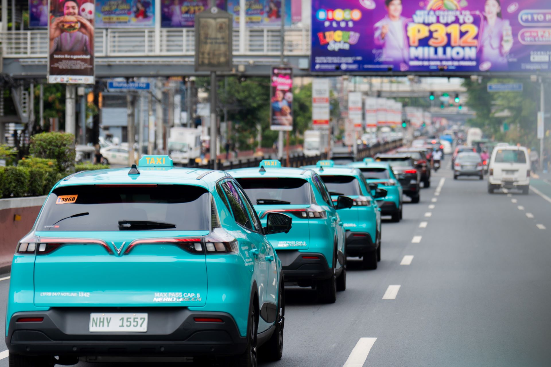 Xe VinFast Nerio Green vận hành trong dự án taxi điện