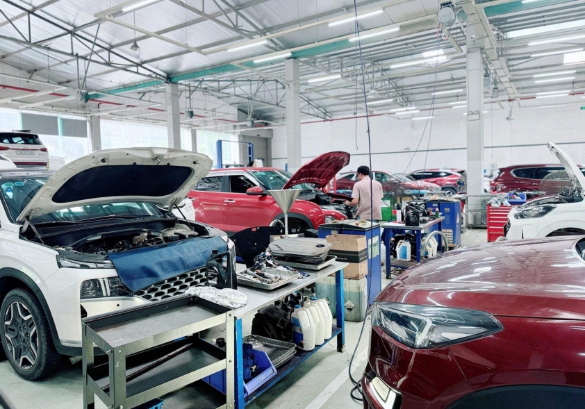 Xe xếp hàng chờ sửa chữa tại garage