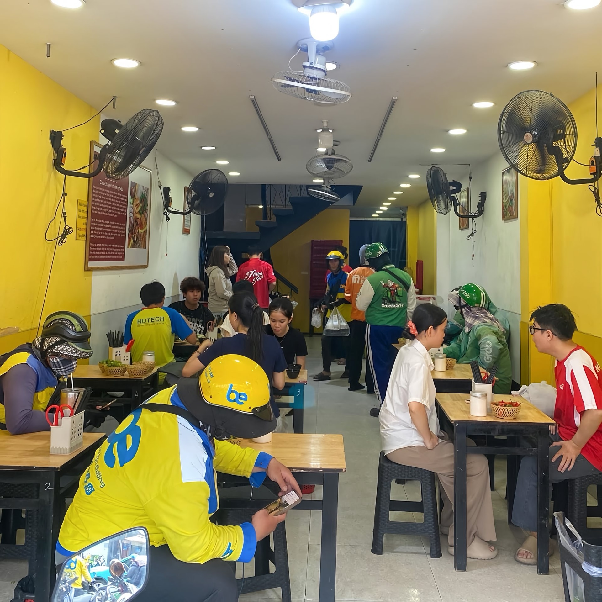 Thị trường giao đồ ăn phát triển Biểu đồ tăng trưởng thị trường giao đồ ăn Việt Nam