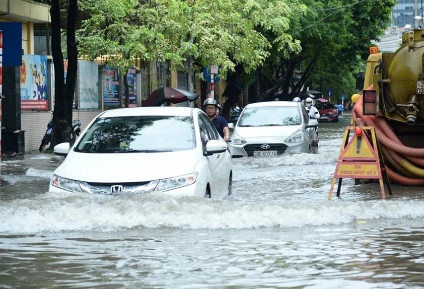 Lái xe qua đường ngập nước