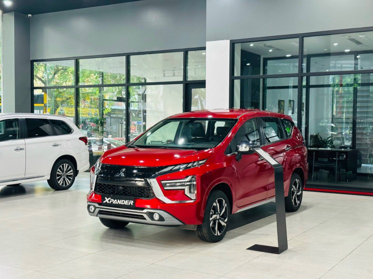 Mitsubishi Xpander đối mặt với xe điện VinFast Limo Green