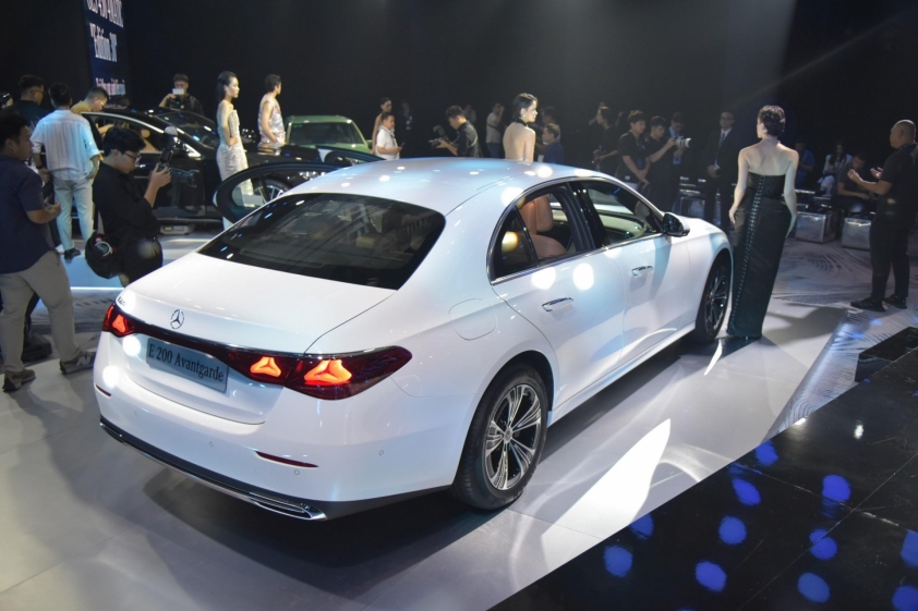 Động cơ và hiệu suất các phiên bản E-Class 2025