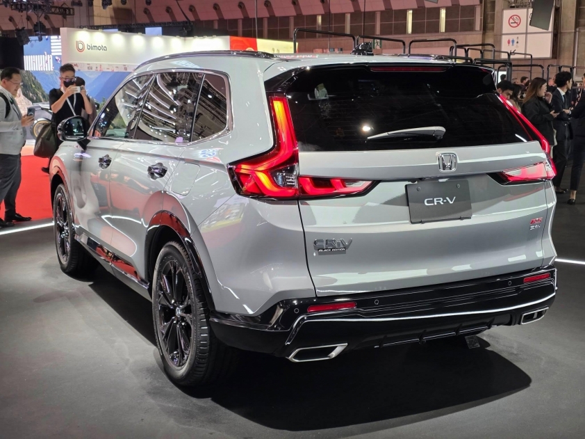 Chi tiết đuôi xe và mâm hợp kim