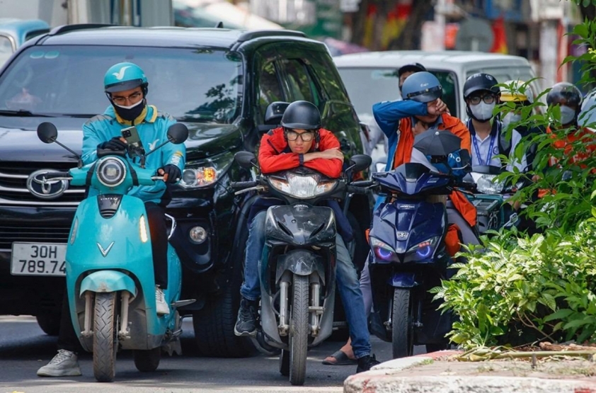 Xe máy điện trên phố Hà Nội Xe máy năng lượng sạch di chuyển tại Hà Nội