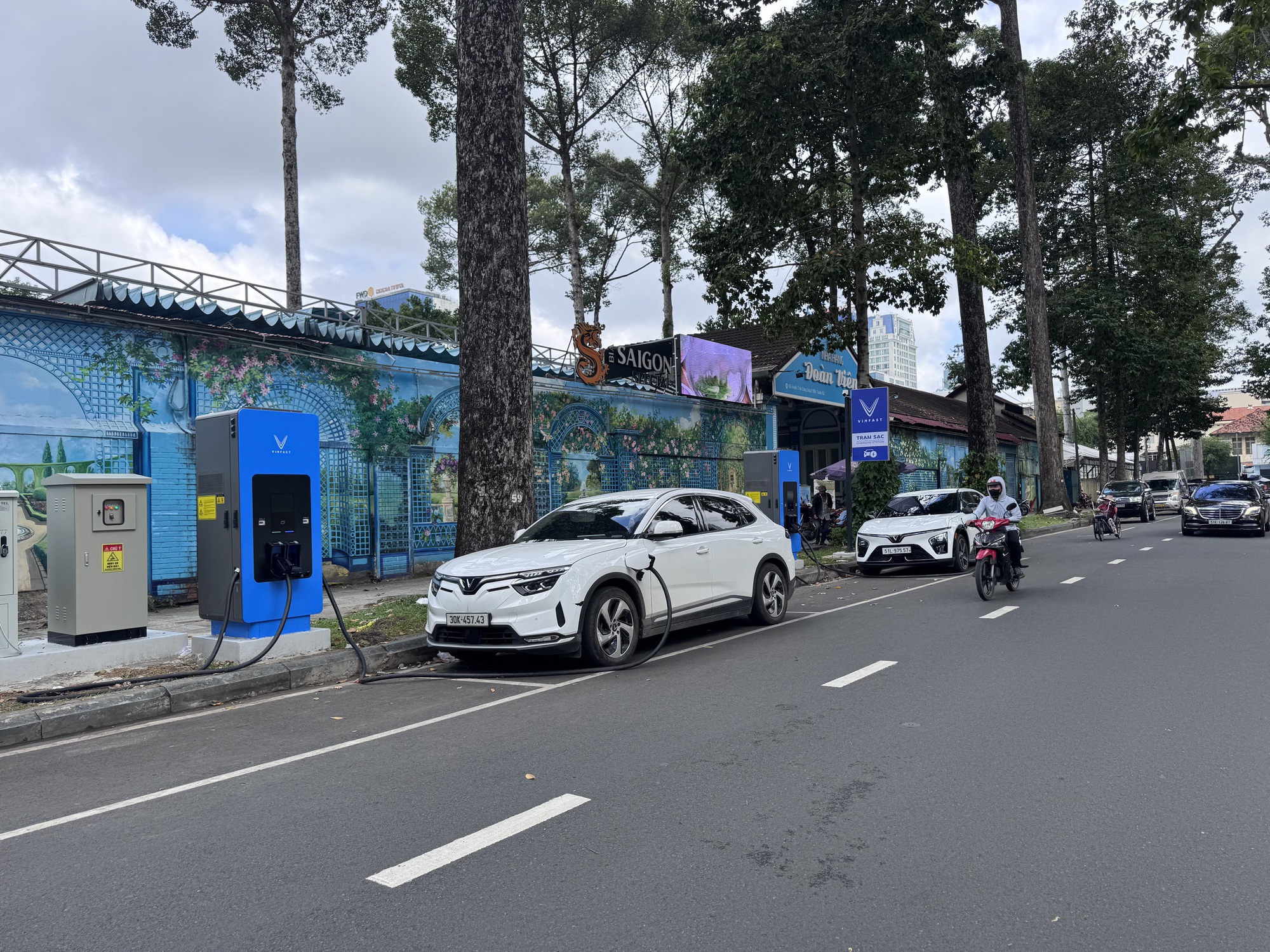 Trạm sạc trên đường Huyền Trân Công Chúa, phường Bến Thành, TP HCM Trạm sạc ô tô điện trên đường Huyền Trân Công Chúa