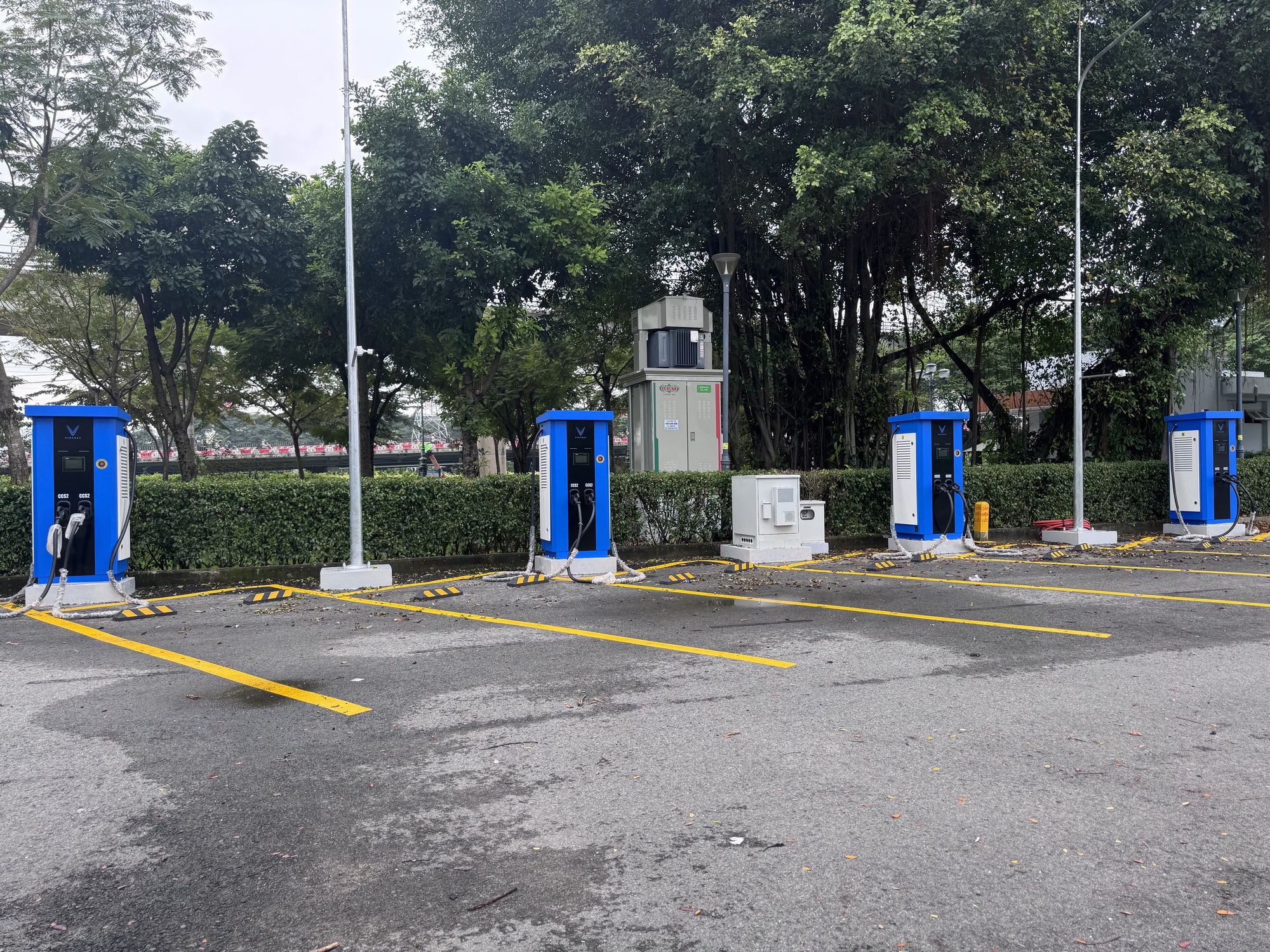 Trạm sạc tại công viên dưới dạ cầu Sài Gòn (TP HCM) Trạm sạc ô tô điện dưới dạ cầu Sài Gòn