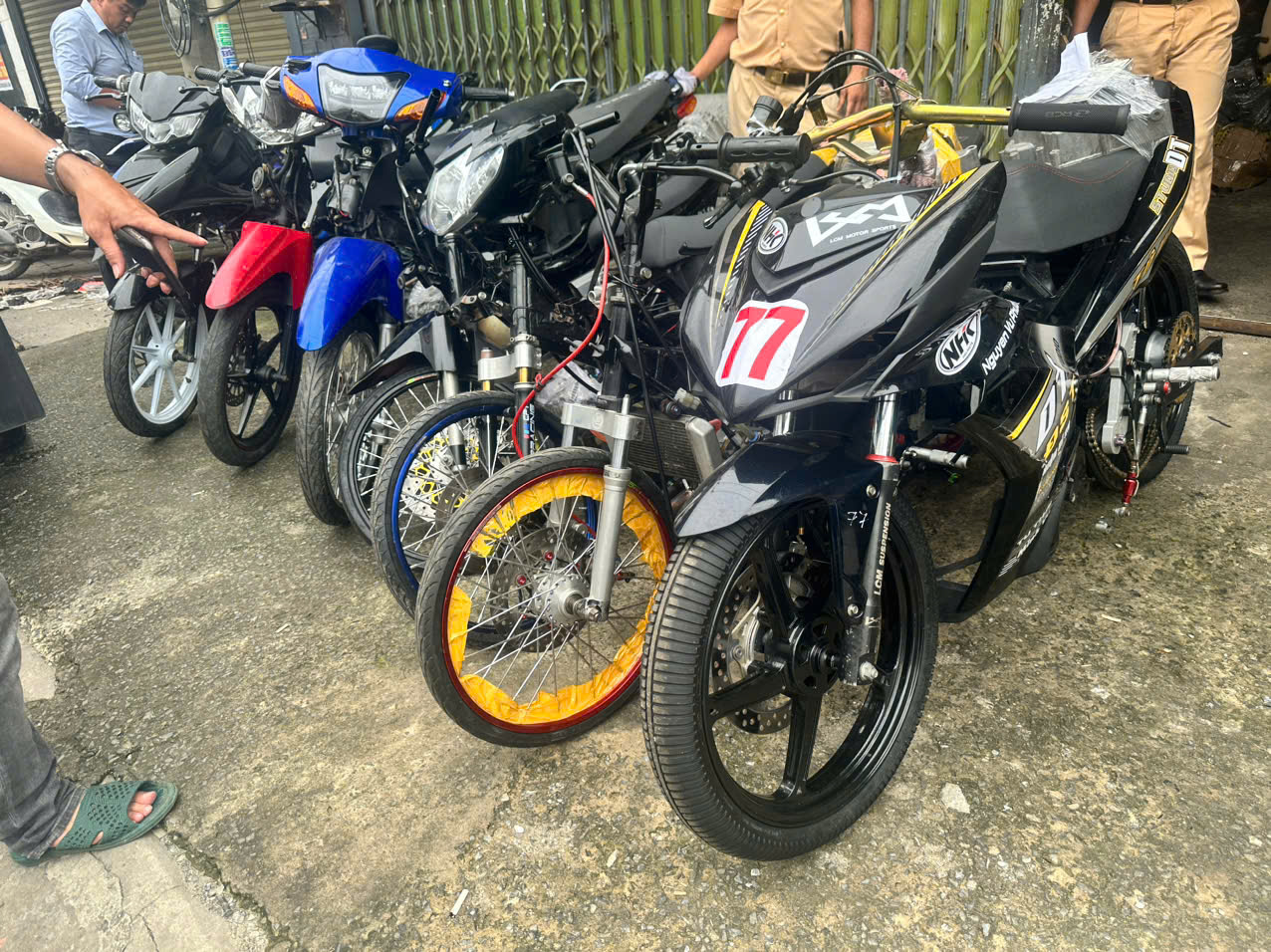 Các xe nghi 'độ chế' bị tạm giữ