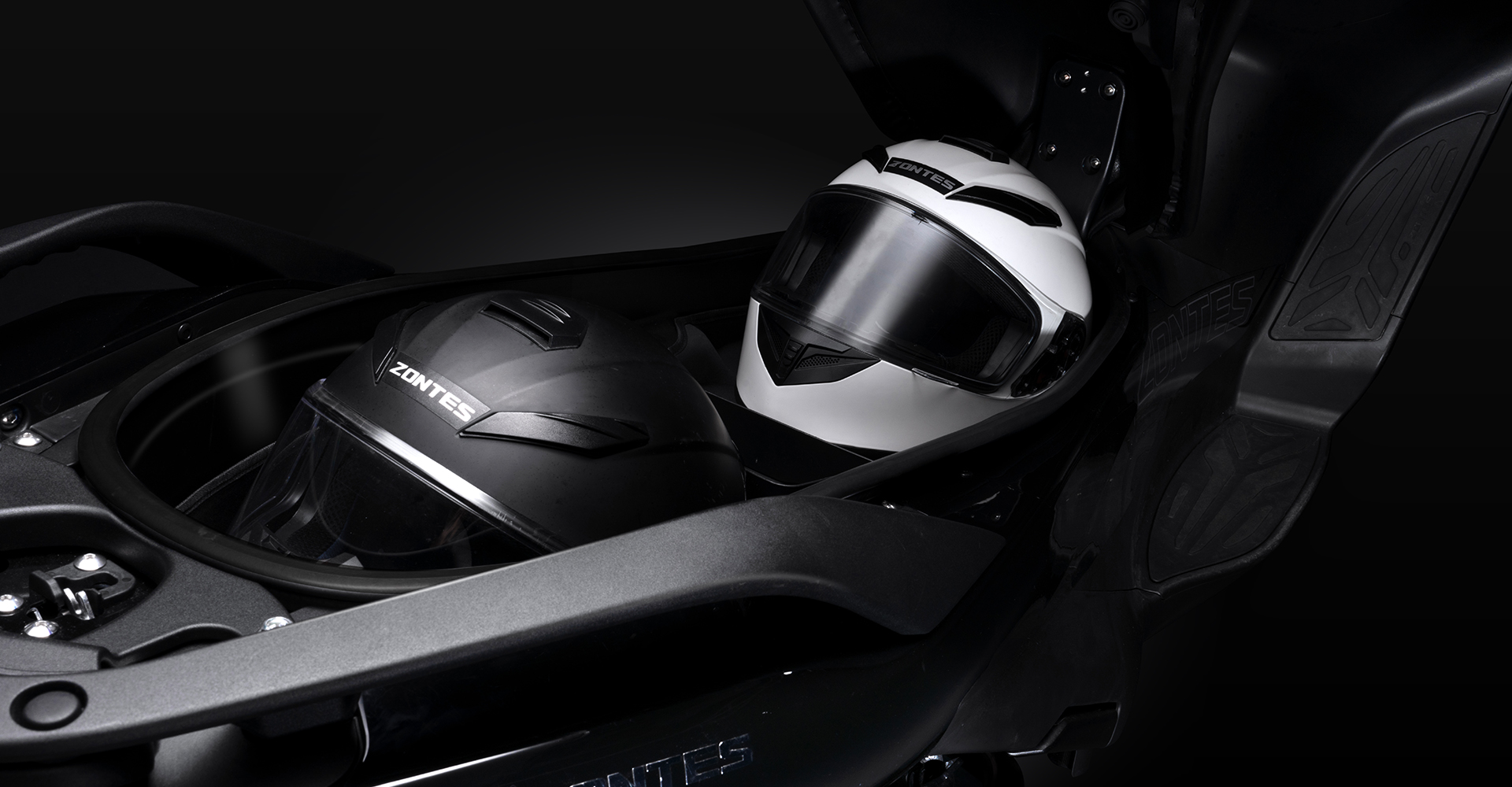 Cốp xe chứa 2 mũ bảo hiểm