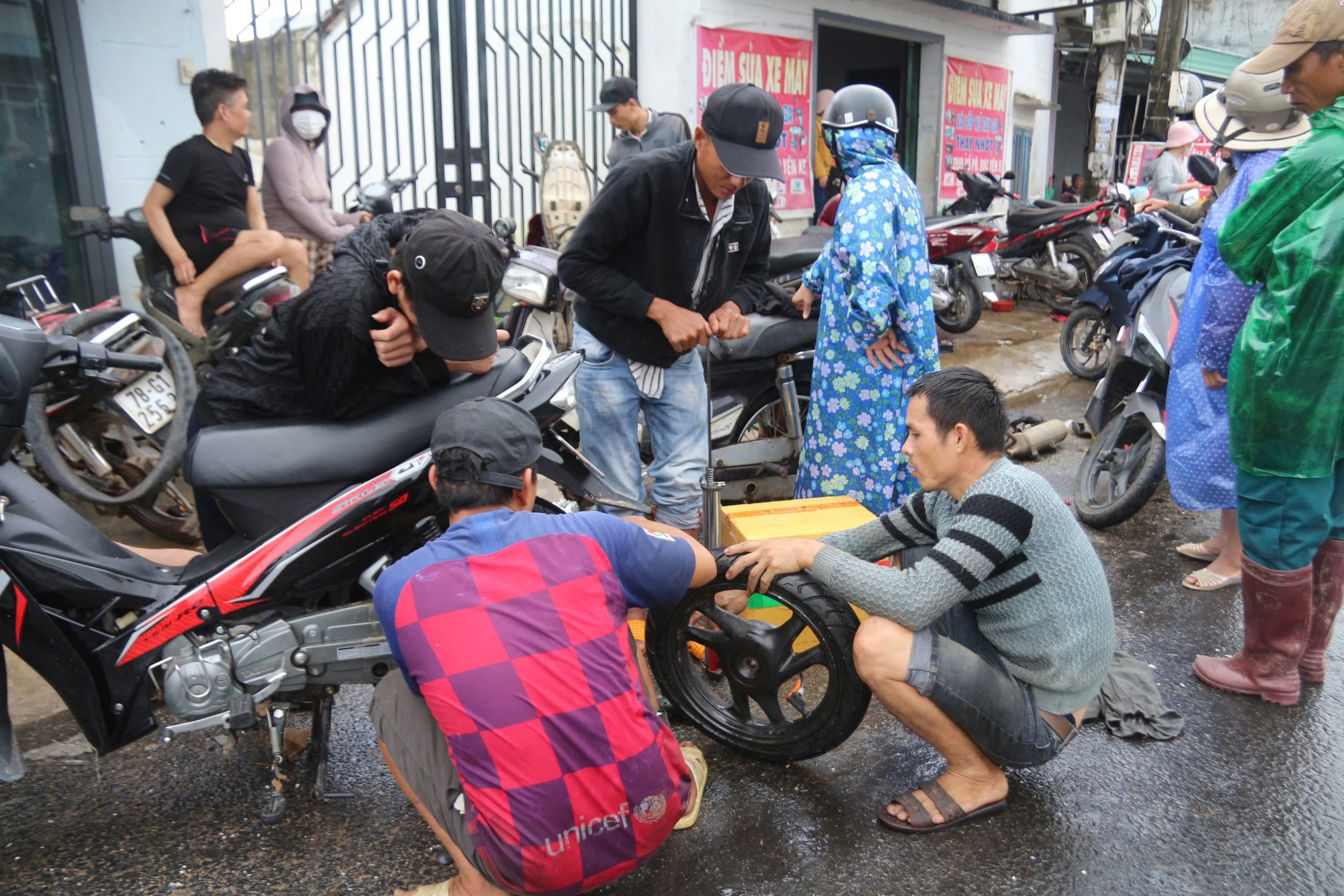 Cảnh người dân Đắk Lắk ùn ùn đi sửa xe sau lũ dữ- Ảnh 6. Xe máy xếp hàng dài chờ sửa