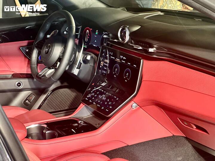 Nội thất Grecale Folgore với màn hình kép và tiện nghi cao cấp