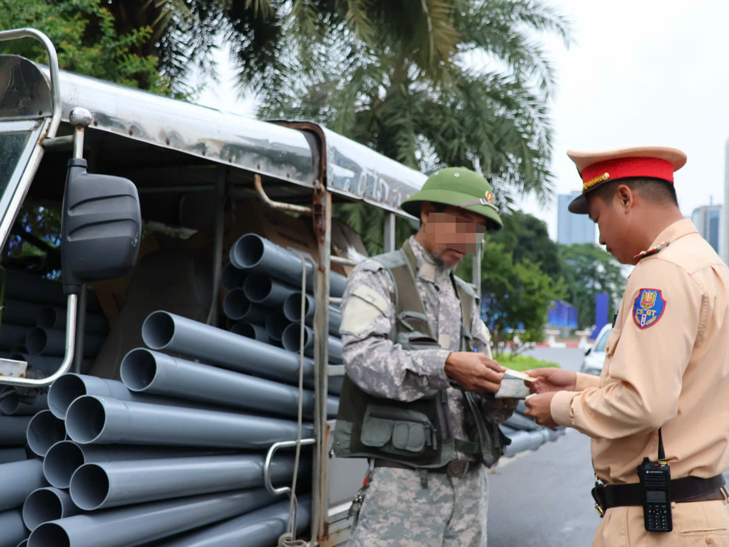 Lực lượng CSGT xử lý phương tiện vi phạm