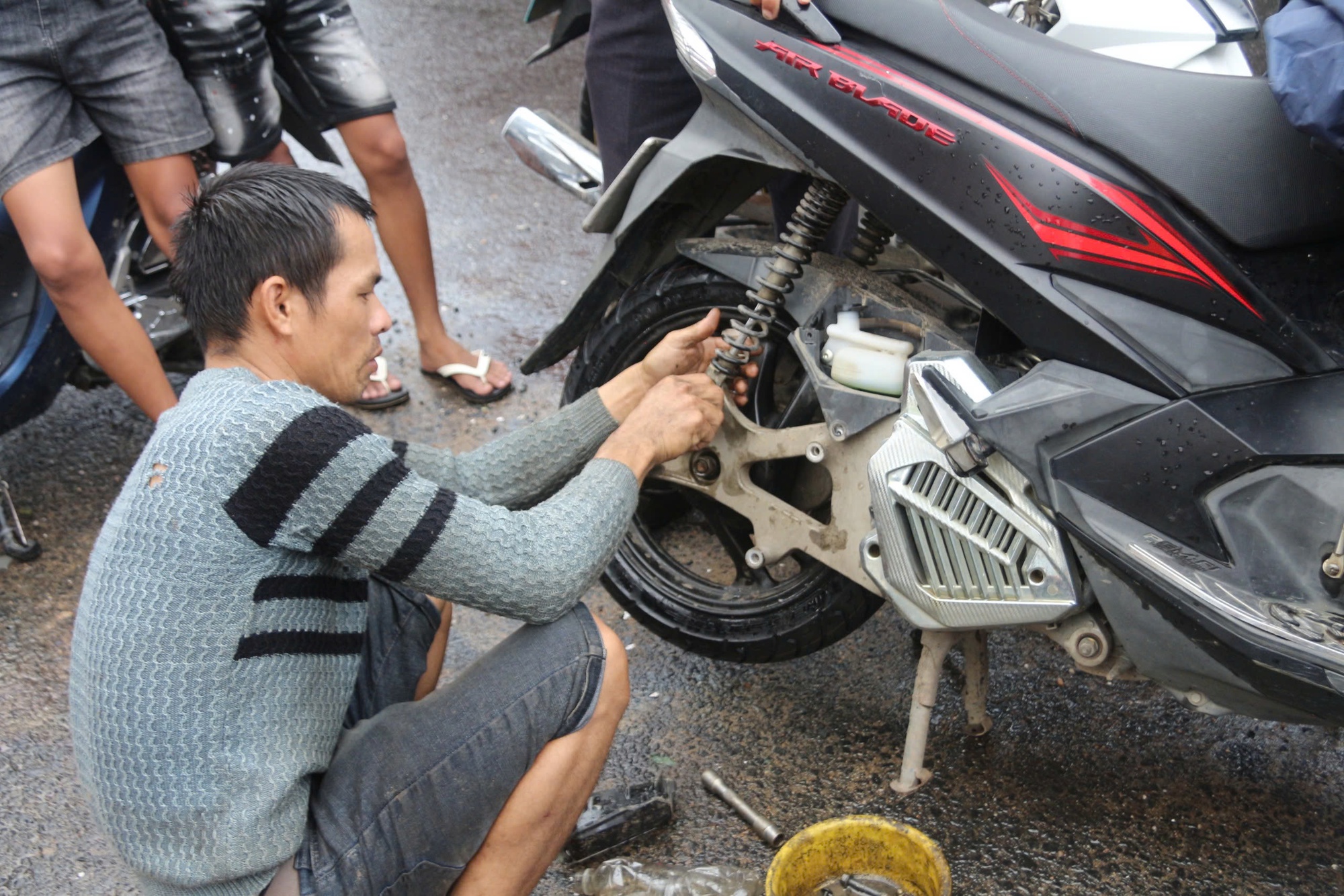 Cảnh người dân Đắk Lắk ùn ùn đi sửa xe sau lũ dữ- Ảnh 2. Cơ sở sửa chữa xe máy quá tải