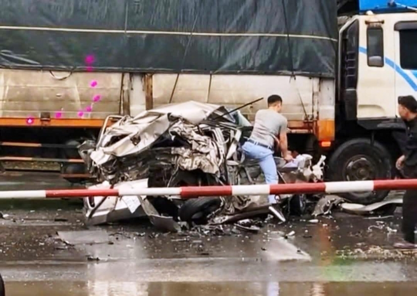 Cảnh sát giao thông làm việc tại hiện trường vụ tai nạn