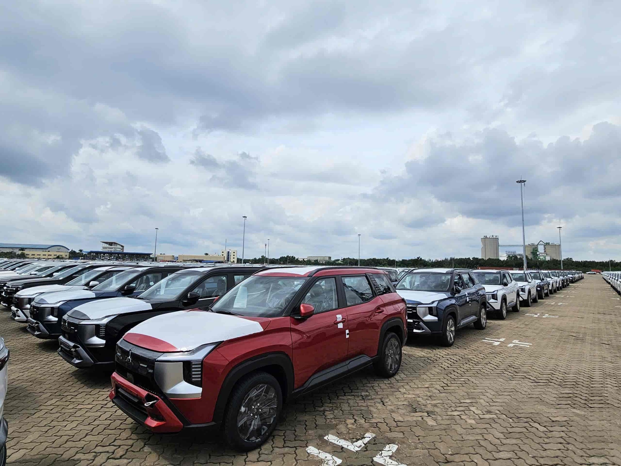 Khoang cabin Mitsubishi Destinator với 3 hàng ghế rộng rãi