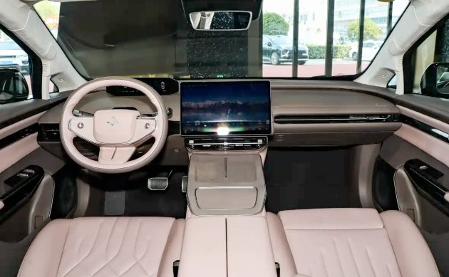 Nội thất với màn hình cảm ứng và cụm đồng hồ LCD