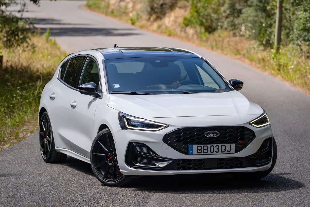 Ford Focus phiên bản hatchback màu trắng 5 cửa