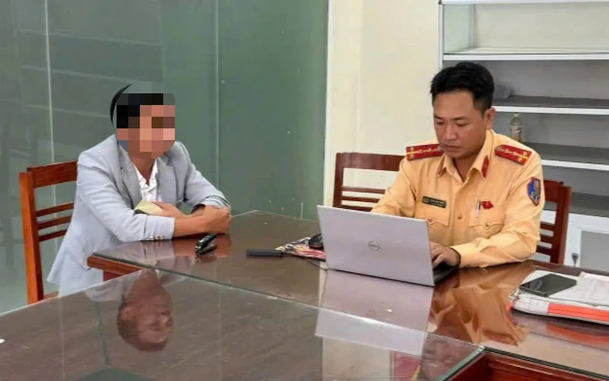 Xe ô tô chạy lùi tránh kiểm tra nồng độ cồn lao xuống ruộng- Ảnh 1. Xe ô tô chạy lùi bỏ chạy để tránh chốt kiểm tra