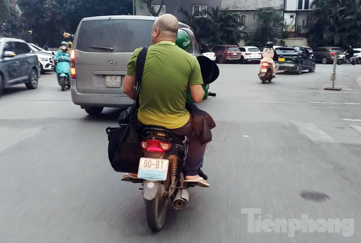 Hình ảnh tài xế che biển số xe