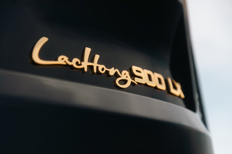 Lạc Hồng 900 LX - chiếc xe sang mang bản sắc văn hóa Việt Nam độc đáo - Ảnh 4. Chi tiết mạ vàng trang trí trong xe Lạc Hồng 900 LX