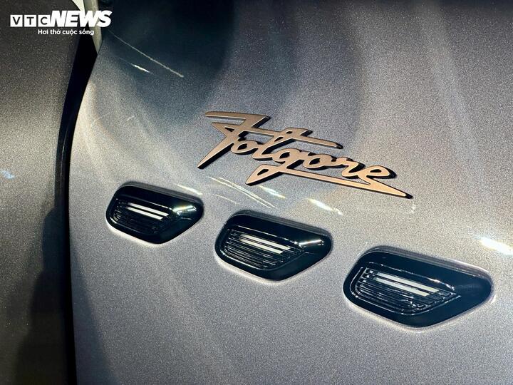 Chi tiết thân xe Grecale Folgore với logo Folgore