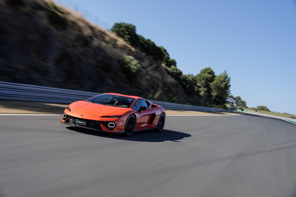 Đầu xe thiết kế góc cạnh, thể thao