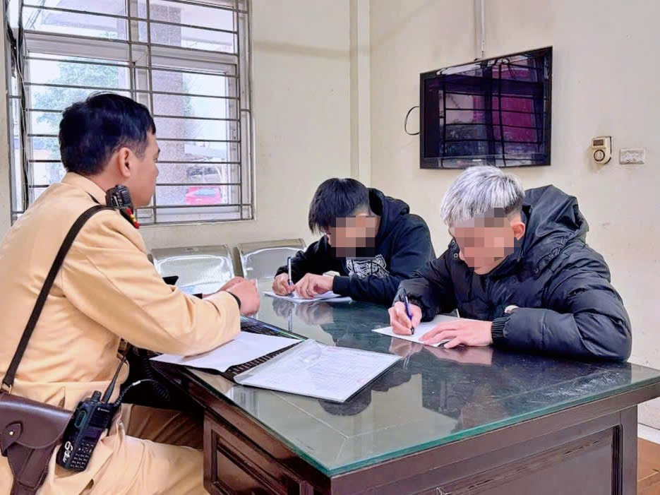 Hà Nội: 'Bốc đầu' xe trên đường bị tịch thu phương tiện- Ảnh 2. Hai thanh niên làm việc với lực lượng chức năng
