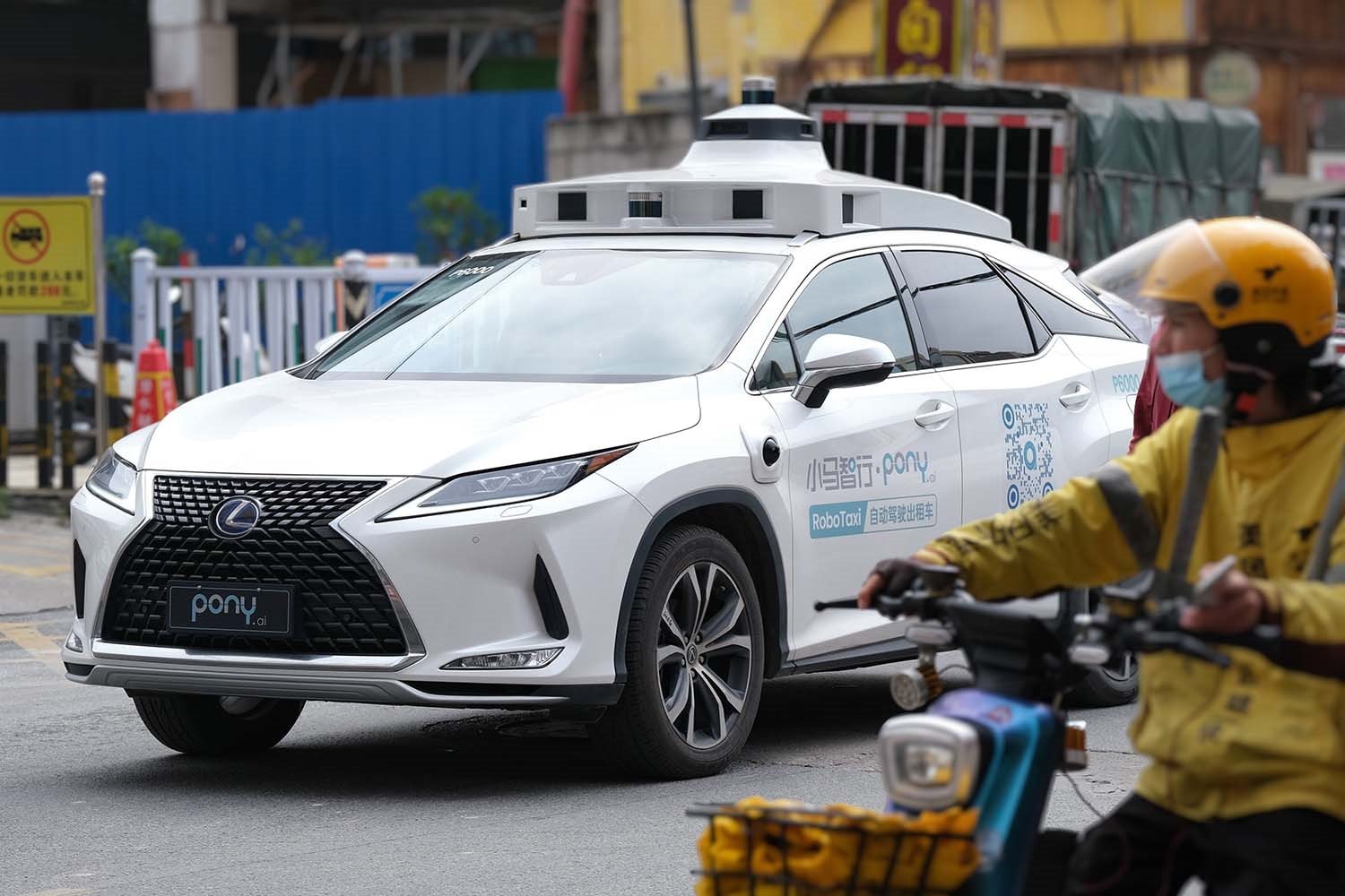 Robotaxi tại Trung Quốc Taxi không người lái đón khách tại McDonald's Thượng Hải