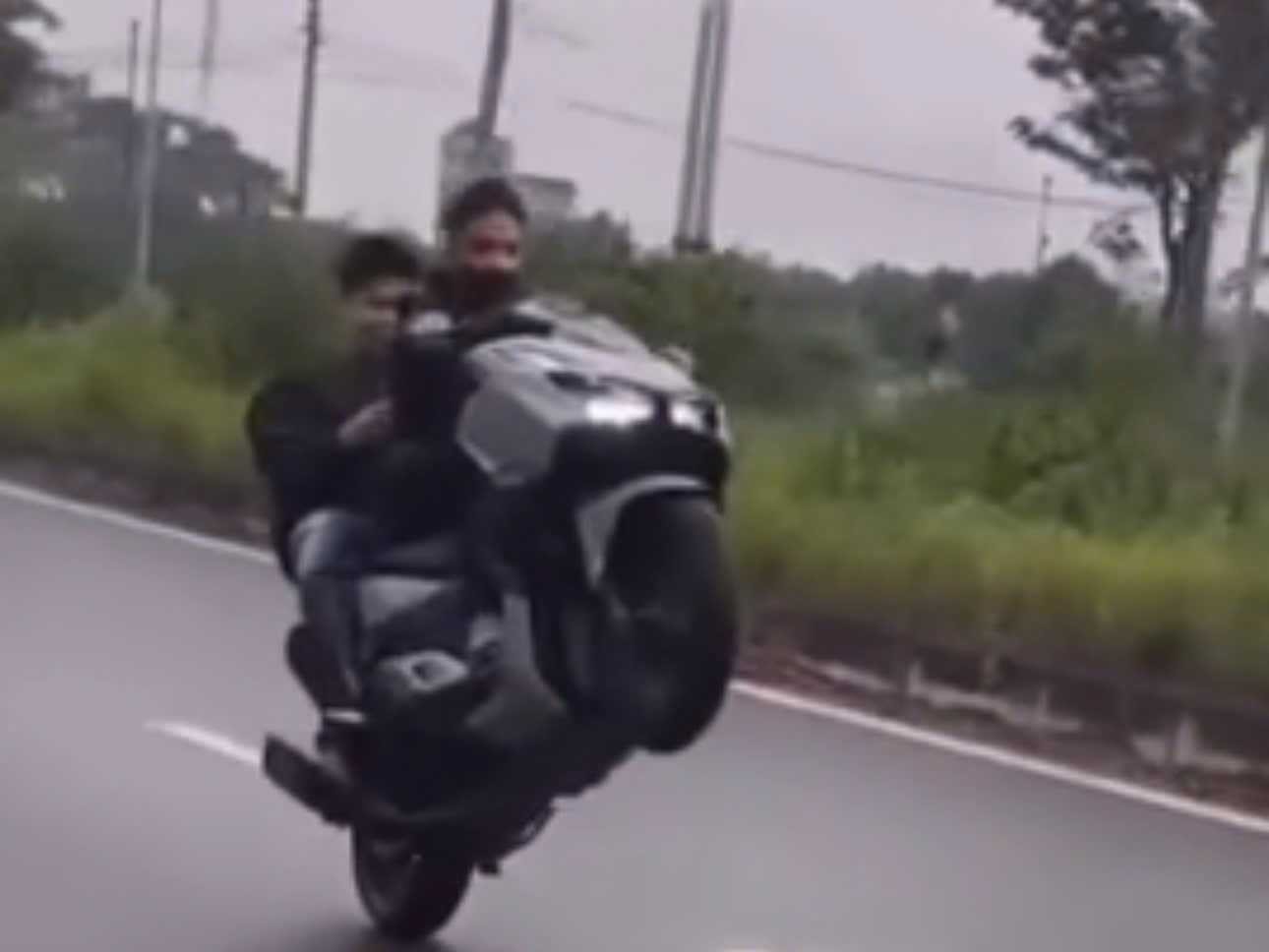 Hà Nội: 'Bốc đầu' xe trên đường bị tịch thu phương tiện- Ảnh 1. Hai thanh niên bốc đầu xe máy không đội mũ bảo hiểm