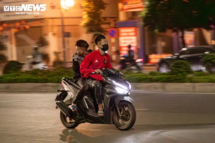 Quái xế bốc đầu xe máy trên phố Hà Nội Thanh thiếu niên bốc đầu xe máy trong đêm