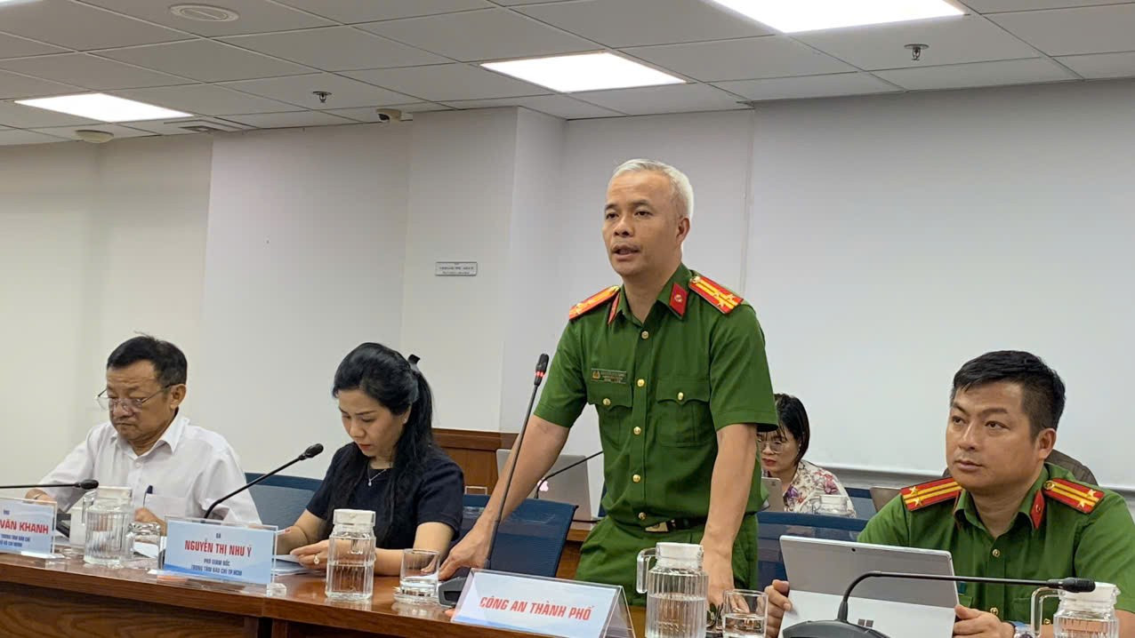 Thượng tá Nguyễn Văn Tùng cung cấp thông tin tại cuộc họp báo.