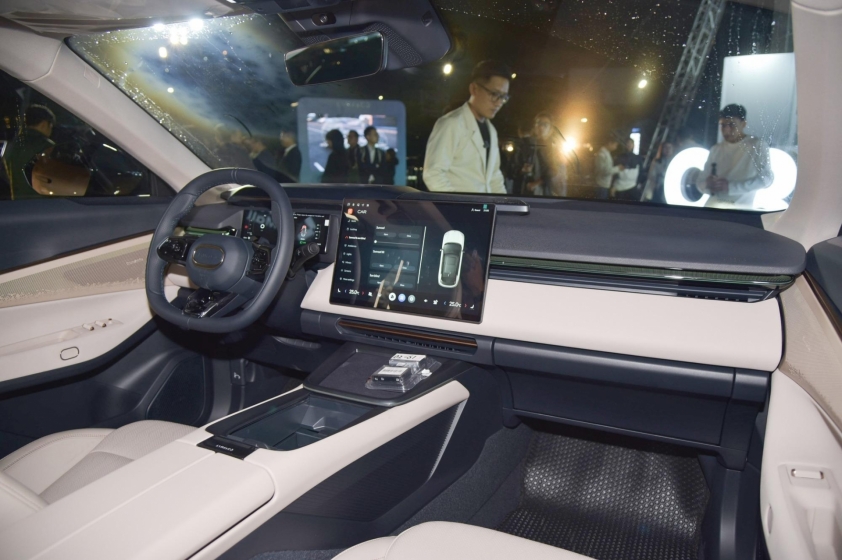 Khoang cabin sang trọng Lynk & Co 08
