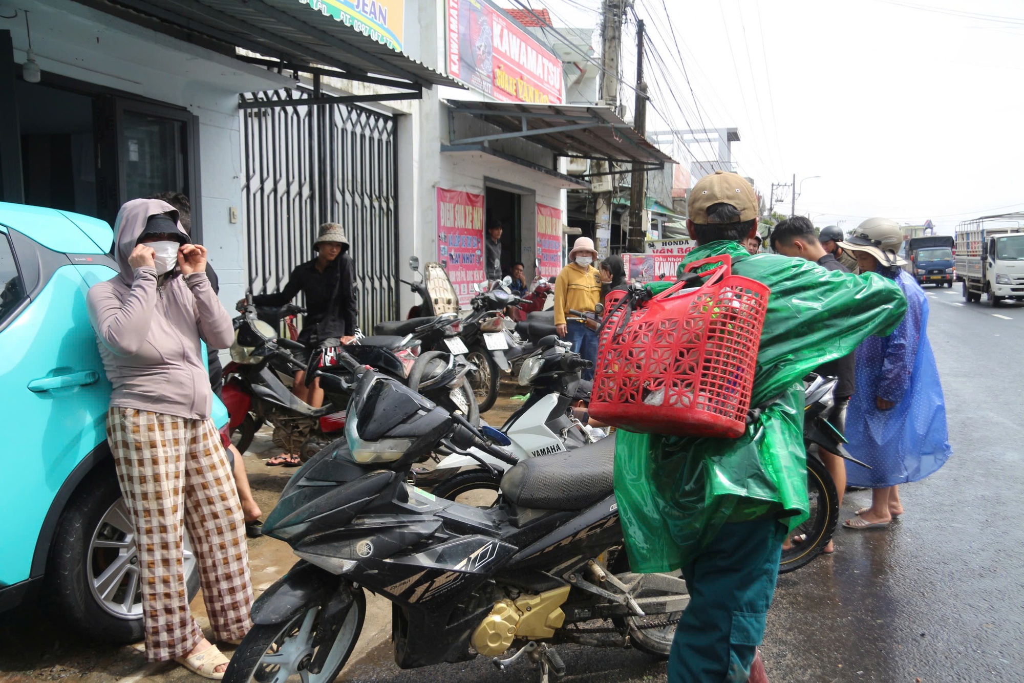 Cảnh người dân Đắk Lắk ùn ùn đi sửa xe sau lũ dữ- Ảnh 5. Thợ sửa xe làm việc hết công suất