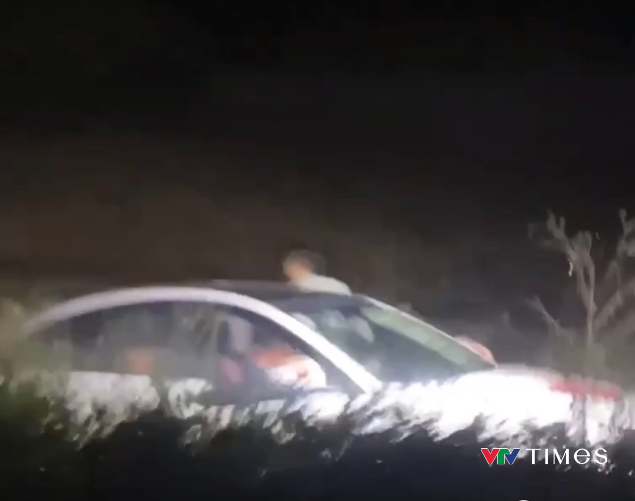 Xe ô tô chạy lùi tránh kiểm tra nồng độ cồn lao xuống ruộng- Ảnh 2. Xe ô tô chạy lùi bỏ chạy rồi lao xuống ruộng