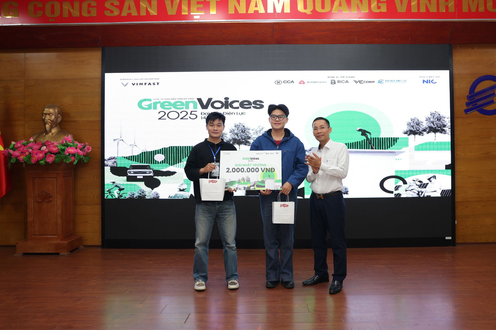 Cặp đôi Phạm Việt Hùng và Tống Minh Đức giành giải Nhất. Đội thắng cuộc Green Voices Đại học Điện lực