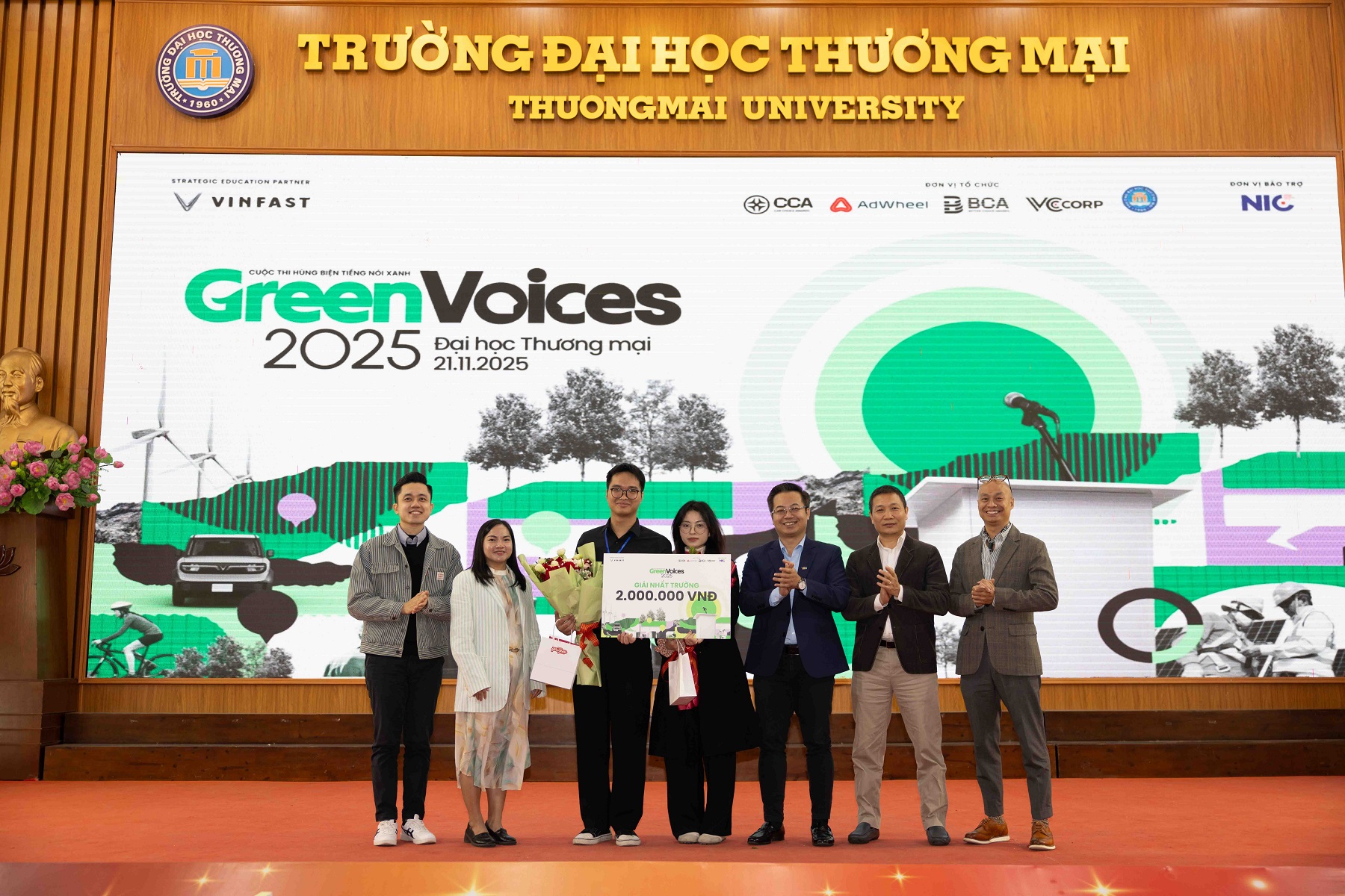 Quán quân hùng biện Đại học Thương mại Phạm Thị Khánh Huyền và Nguyễn Công Phúc nhận giải