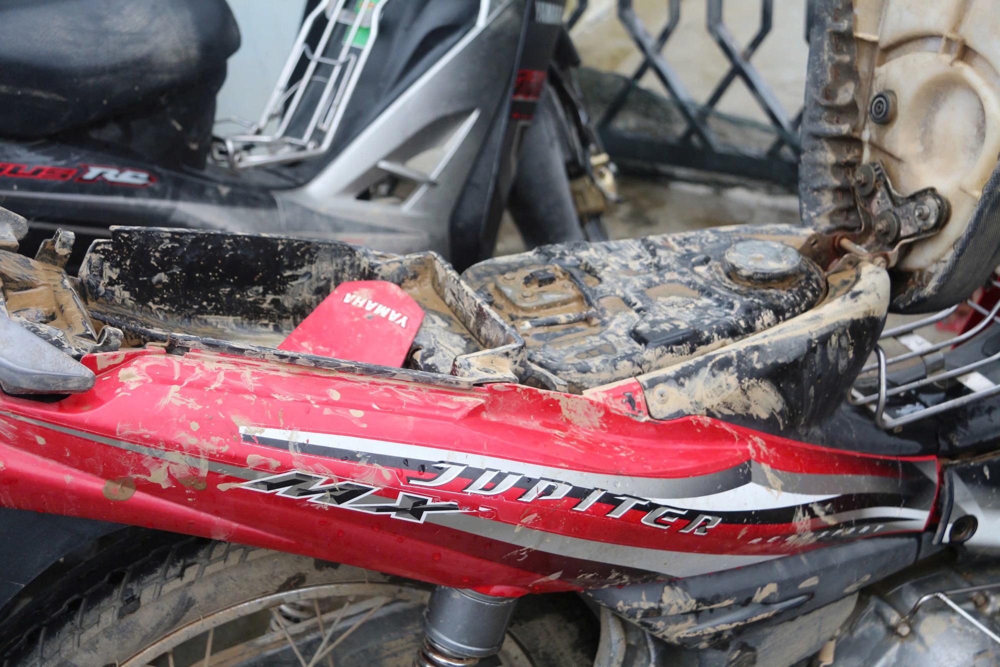 Cảnh người dân Đắk Lắk ùn ùn đi sửa xe sau lũ dữ- Ảnh 7. Hoạt động sửa chữa diễn ra liên tục