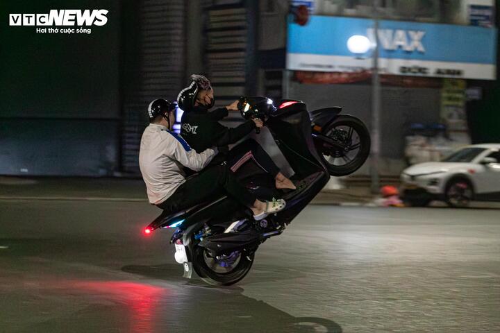 Nhóm quái xế tụ tập trên đường phố Hà Nội Nhóm thanh thiếu niên tụ tập chạy xe máy tốc độ cao