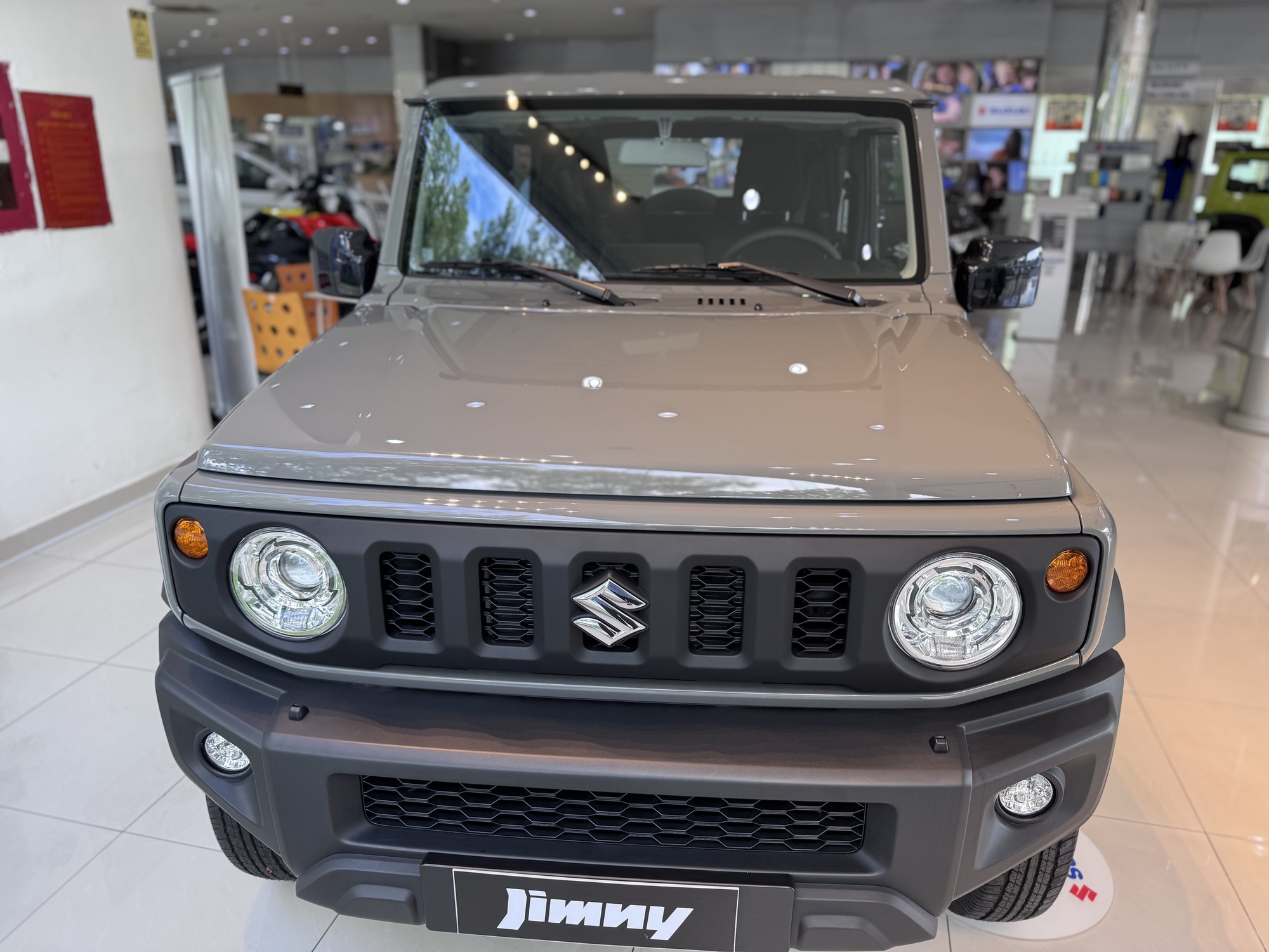 Suzuki Jimny bán chậm dù giảm giá