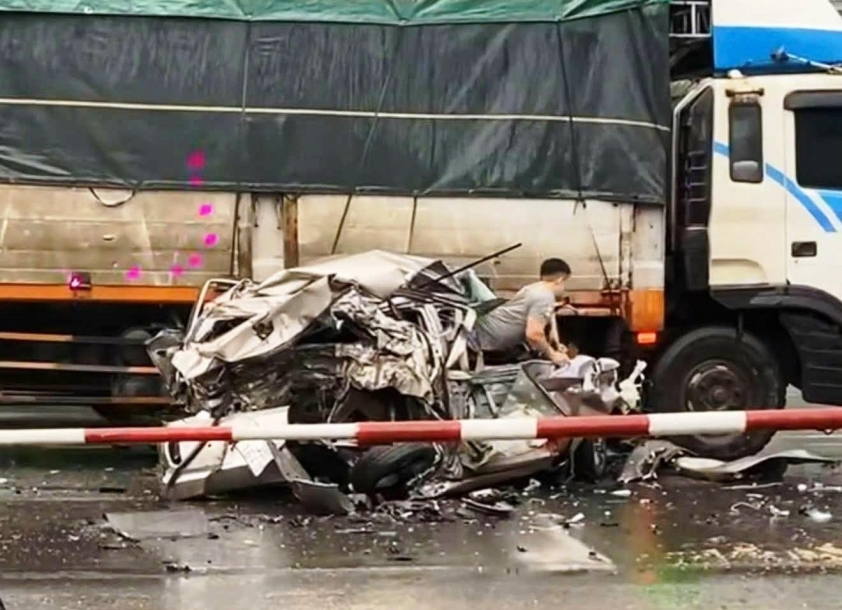 Tài xế người Ninh Bình tự thoát khỏi chiếc ô tô biến dạng