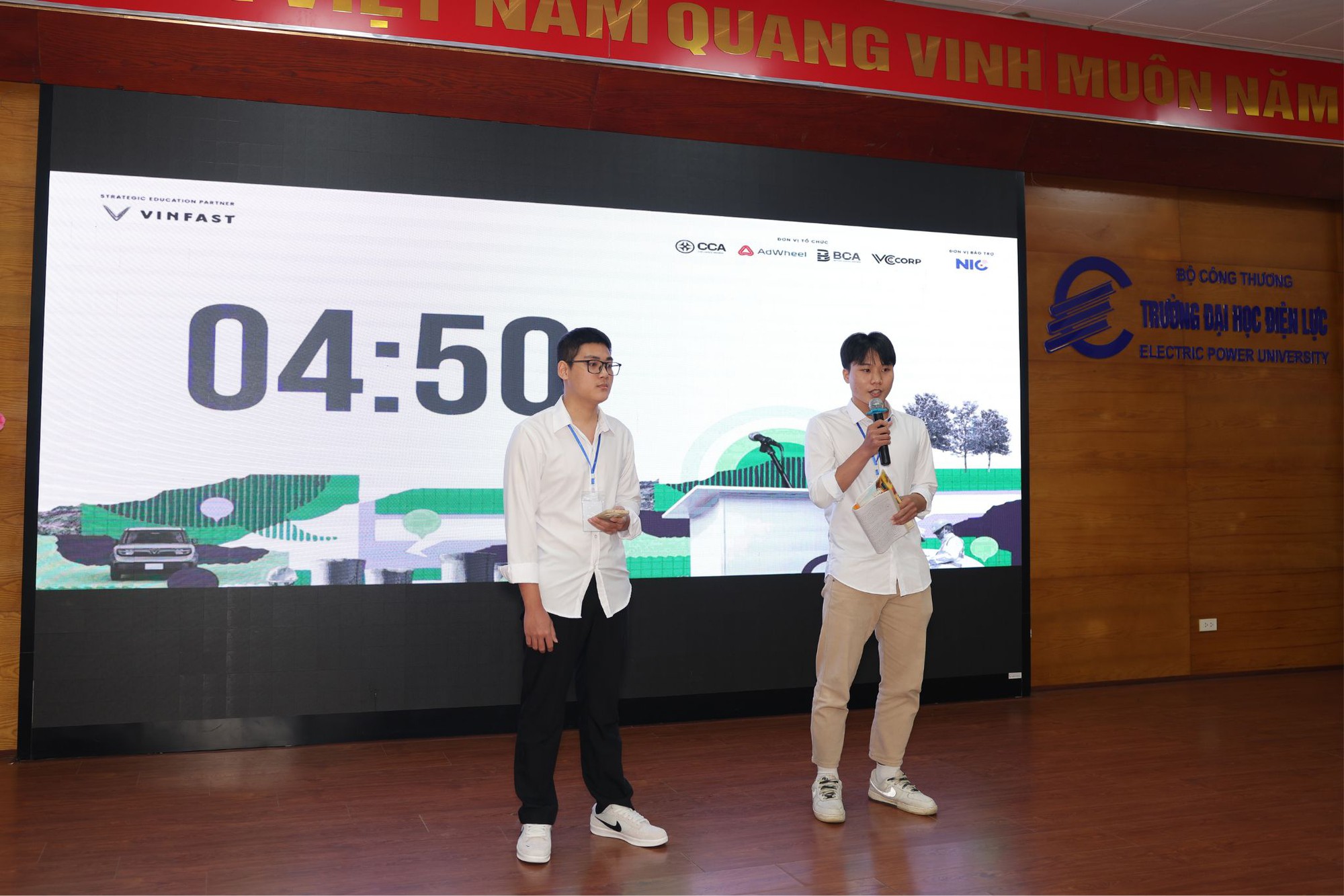 Mỗi đội có 5 phút để trình bày phần thi của mình. Sinh viên trình bày quan điểm tại cuộc thi Green Voices