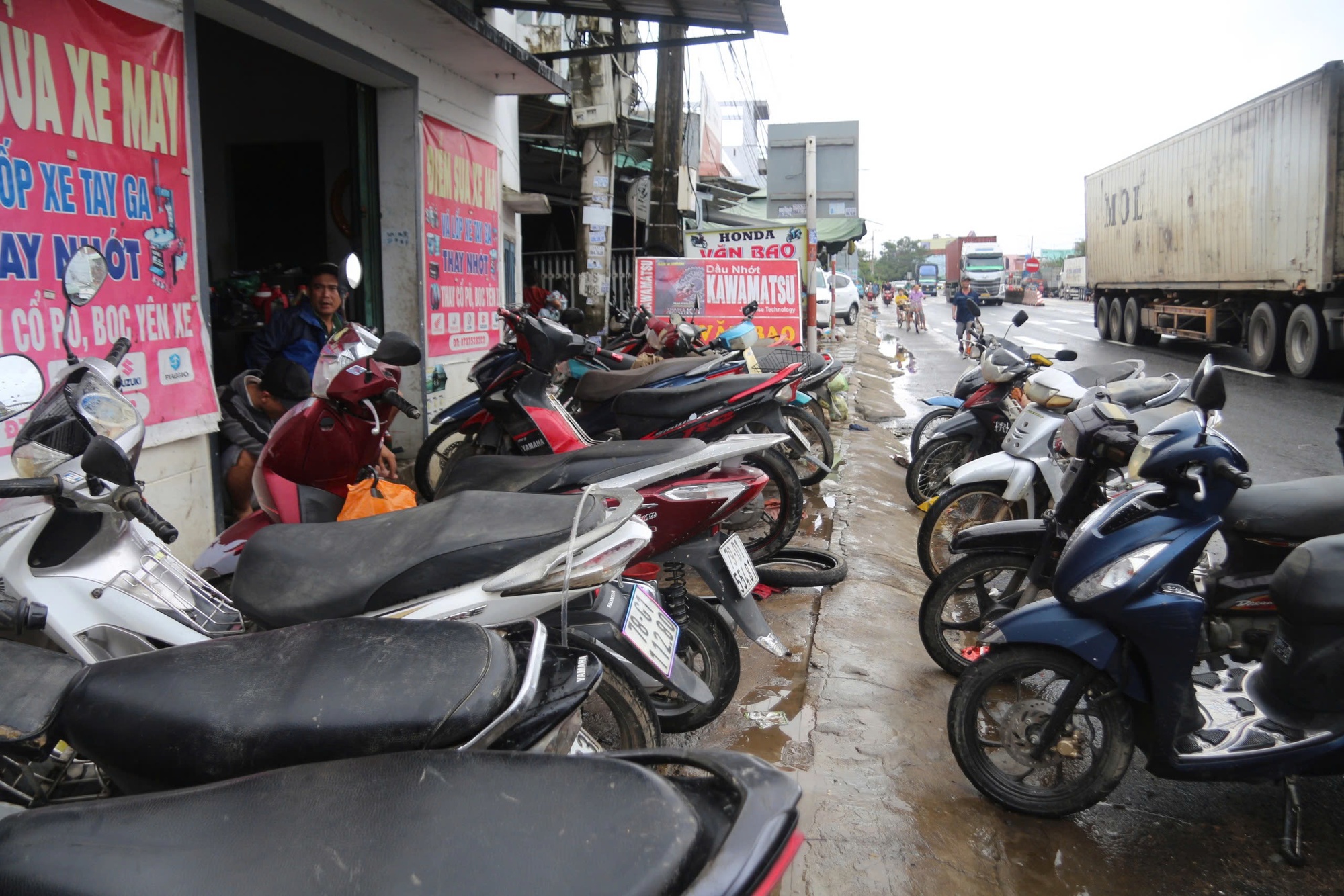 Cảnh người dân Đắk Lắk ùn ùn đi sửa xe sau lũ dữ- Ảnh 9. Xe máy được bảo trì tại cửa hàng