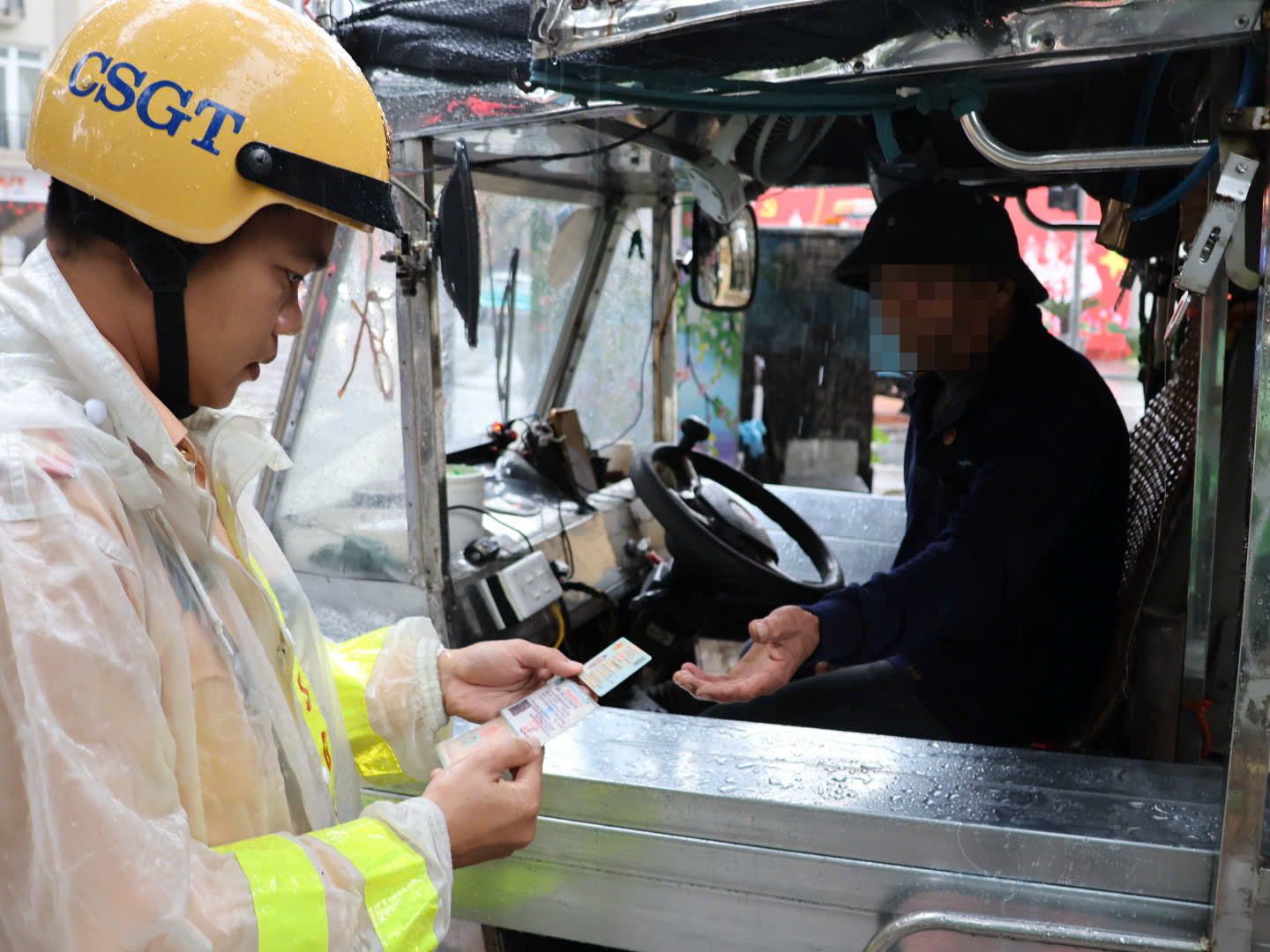 Lực lượng CSGT kiểm tra giấy tờ người điều khiển xe