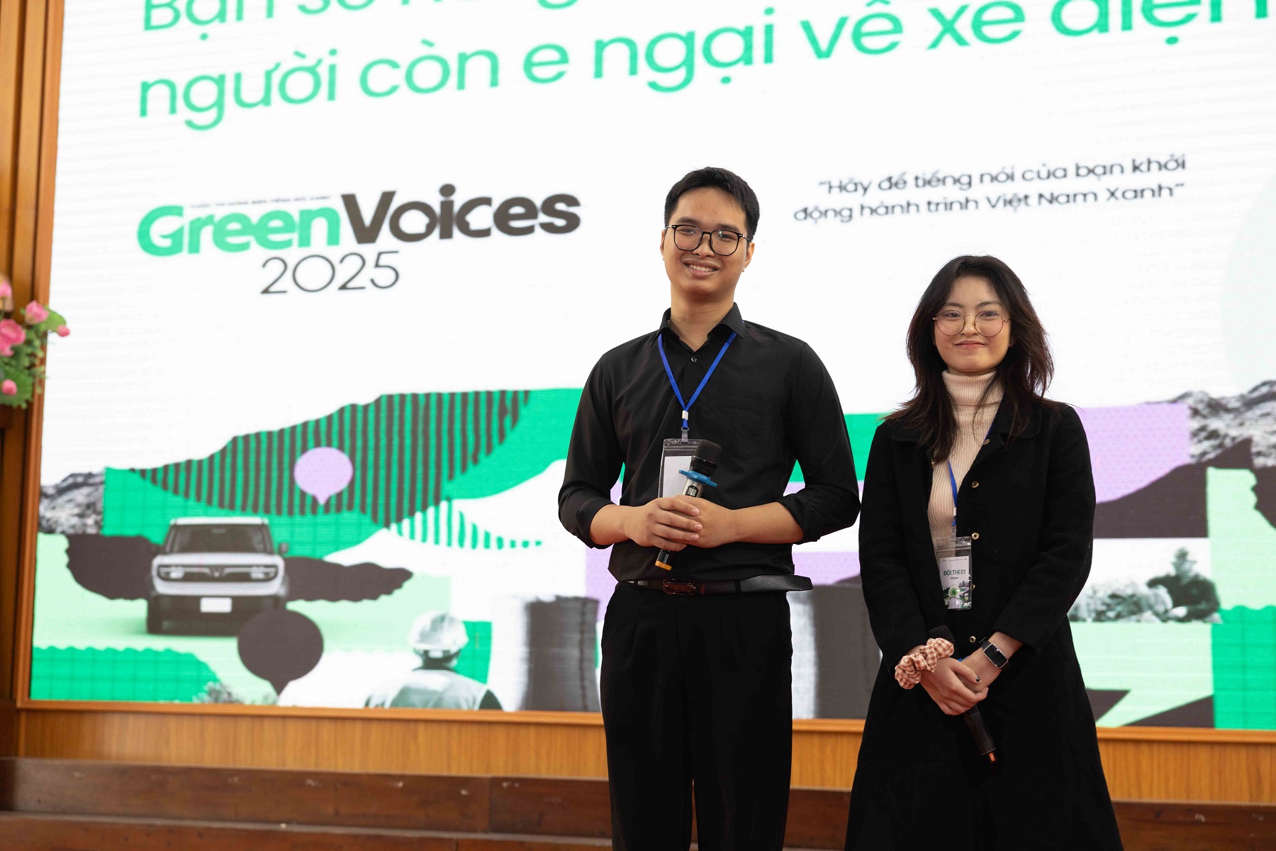 Cuộc thi hùng biện Green Voices 2025 tại Đại học Thương mại Sinh viên trình bày bài hùng biện về xe điện