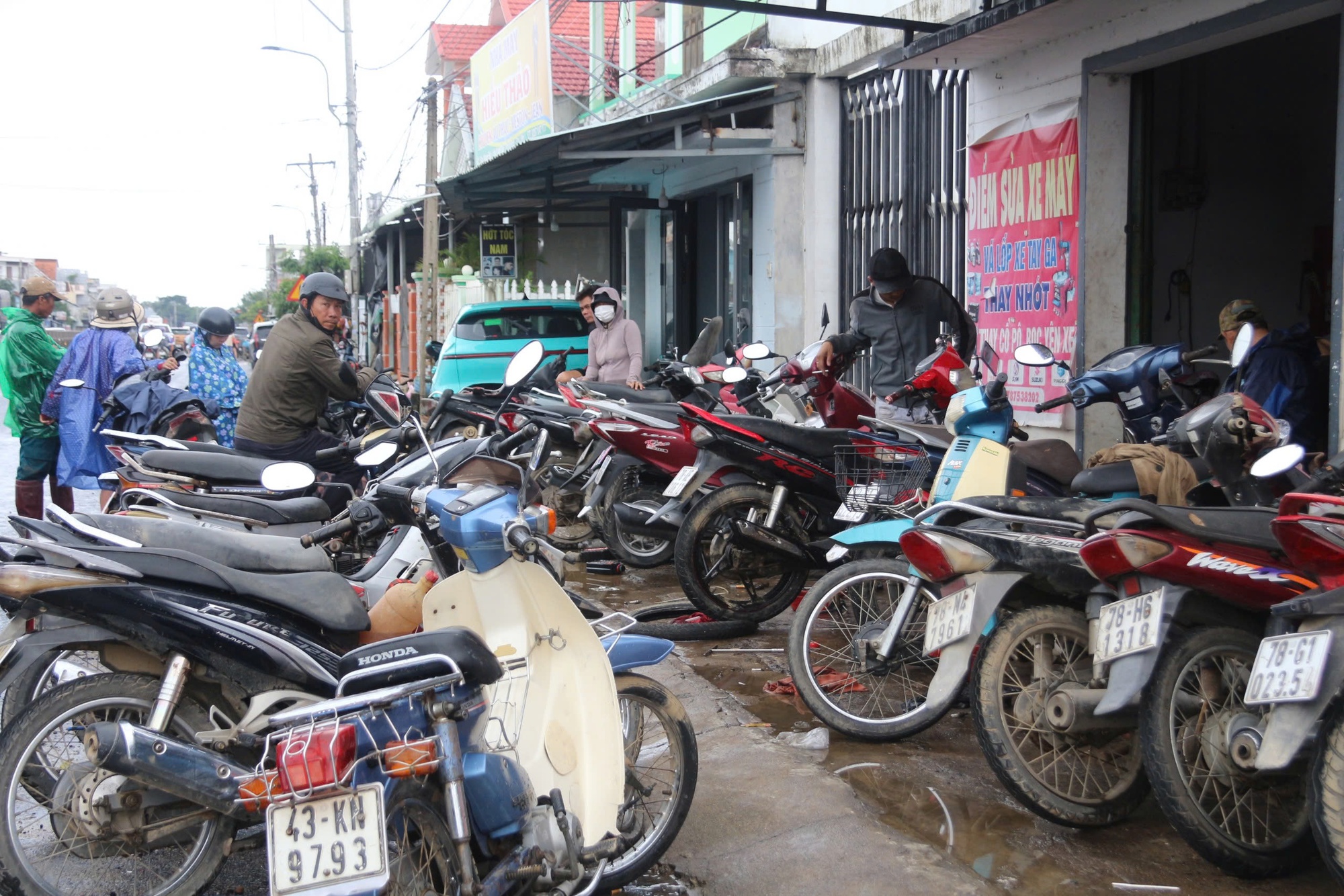 Cảnh người dân Đắk Lắk ùn ùn đi sửa xe sau lũ dữ- Ảnh 1. Người dân đưa xe máy đi sửa chữa sau lũ