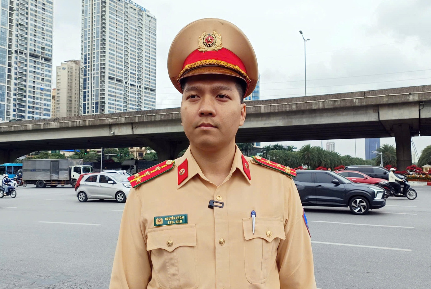 Những tính năng ‘ưu việt’ của hơn 1.800 camera AI ở Hà Nội sắp đi vào hoạt động- Ảnh 3. Đại uý Nguyễn Sỹ Đại, cán bộ Đội Chỉ huy giao thông và điều khiển đèn tín hiệu giao thông.