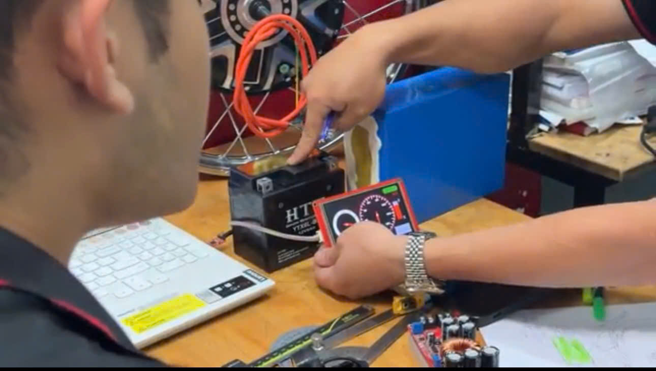 Động cơ điện lắp vào bánh xe máy hoán cải