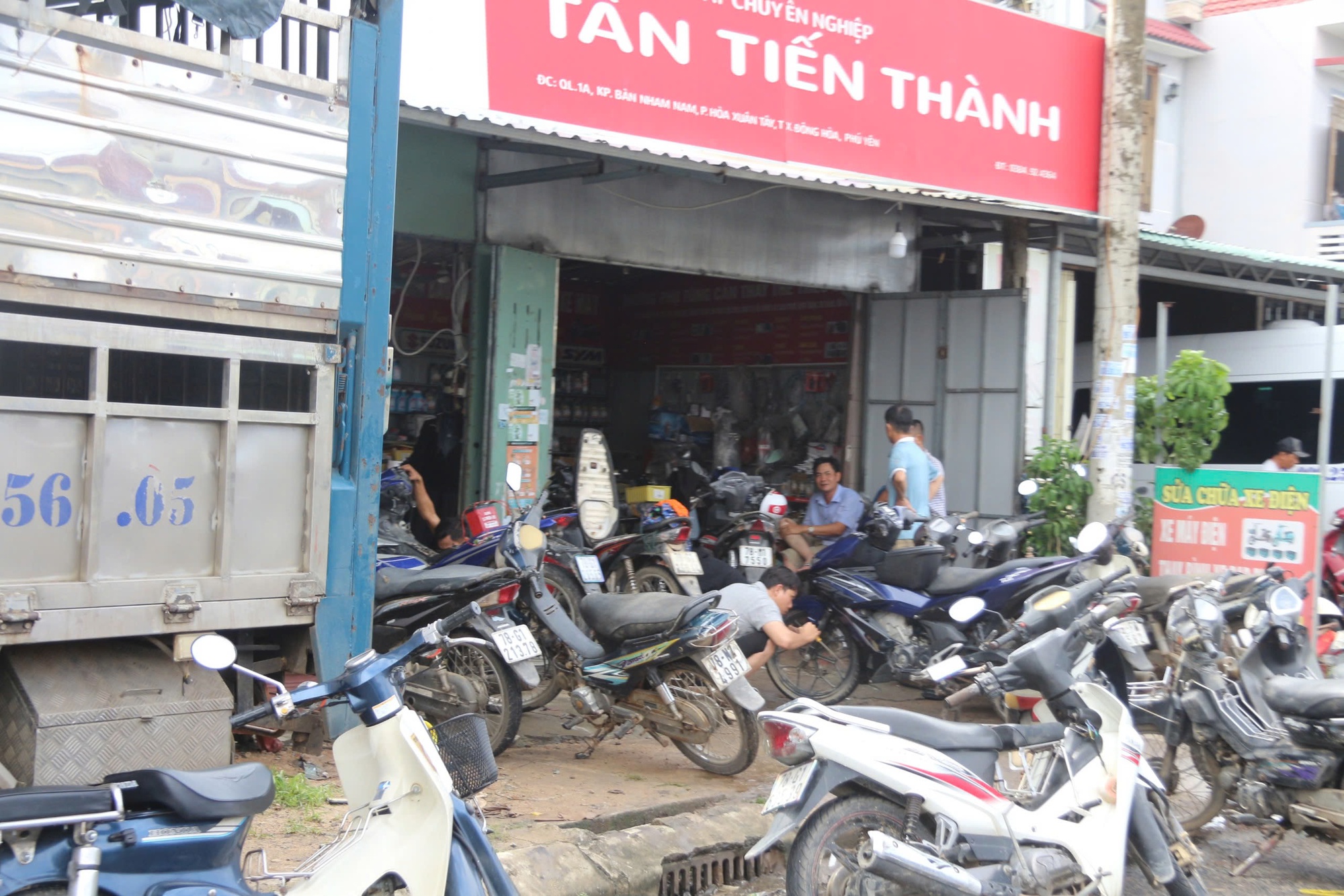 Cảnh người dân Đắk Lắk ùn ùn đi sửa xe sau lũ dữ- Ảnh 4. Xe máy chờ được sửa chữa