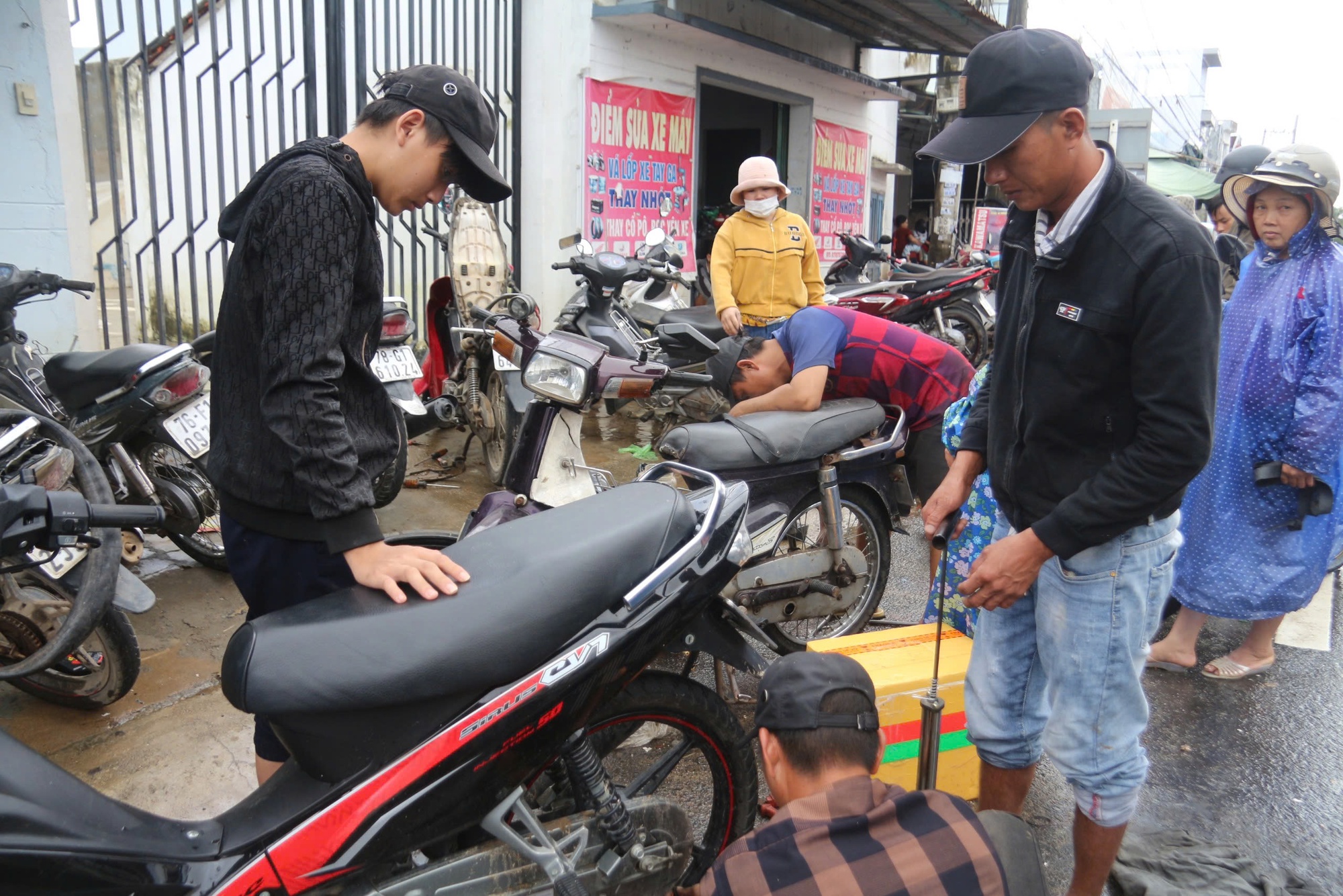 Cảnh người dân Đắk Lắk ùn ùn đi sửa xe sau lũ dữ- Ảnh 8. Phương tiện bị ngâm nước cần bảo dưỡng kỹ càng